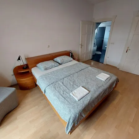 R24 - Rose House Habitación en casa particular Liubliana